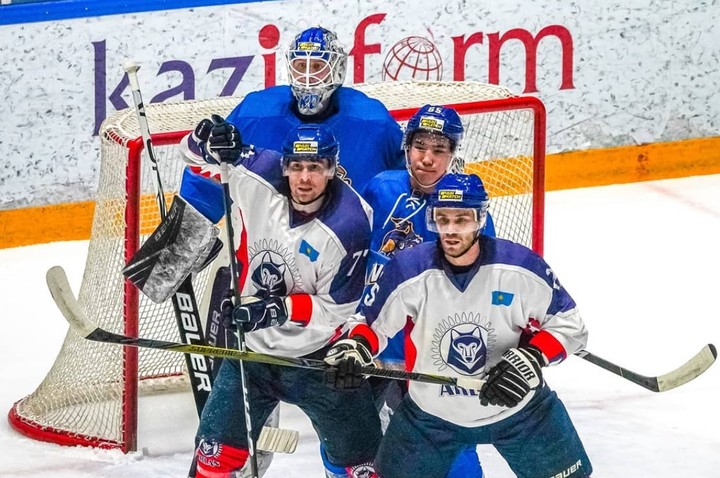 Kazašský brankár vybuchol po góle, odniesli si to dve hokejky
